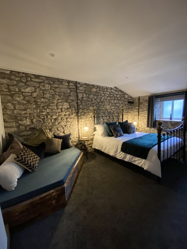 Monkton Court Hotel 20/50
