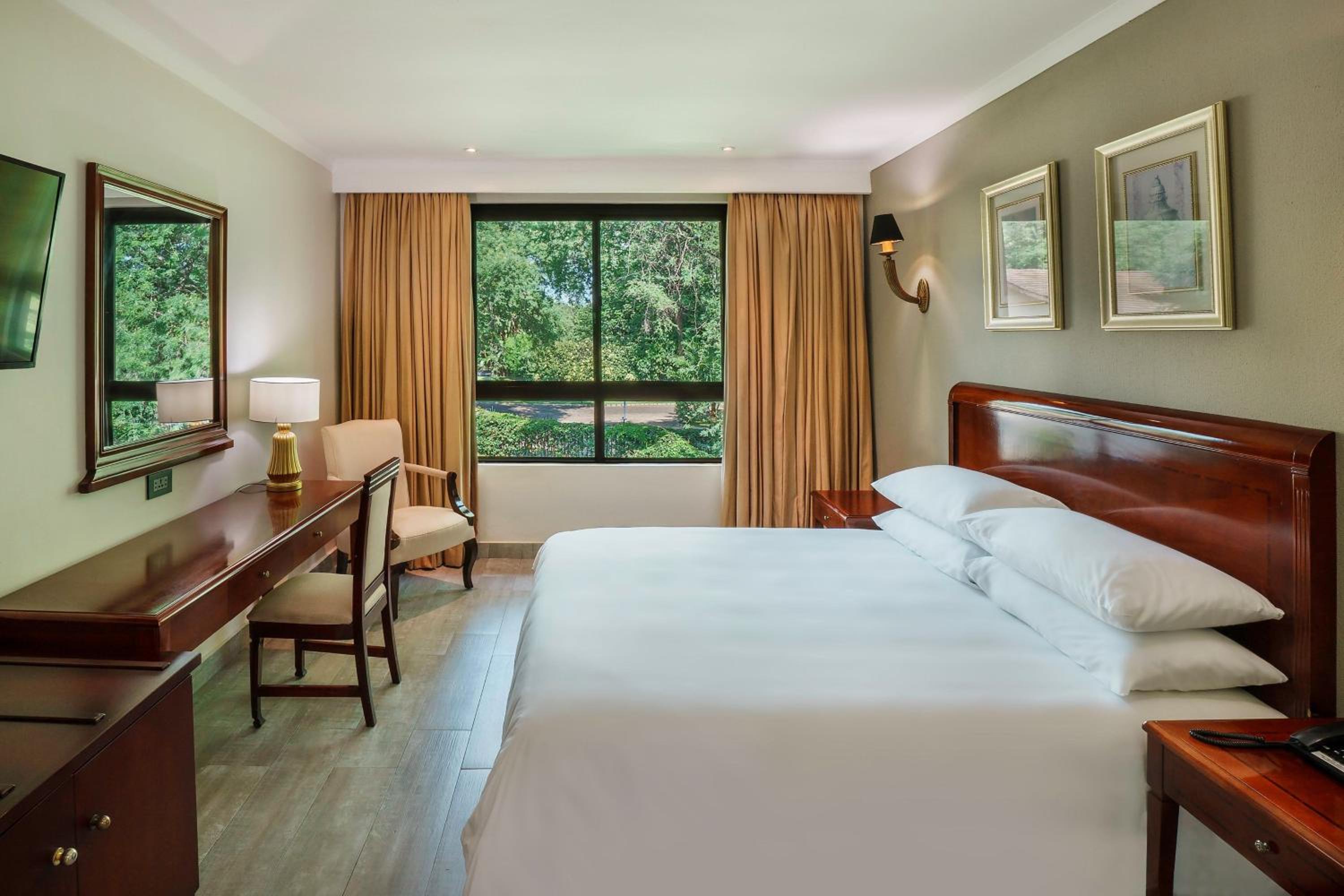 Guest Room, King Bed, Garden and Pool View
