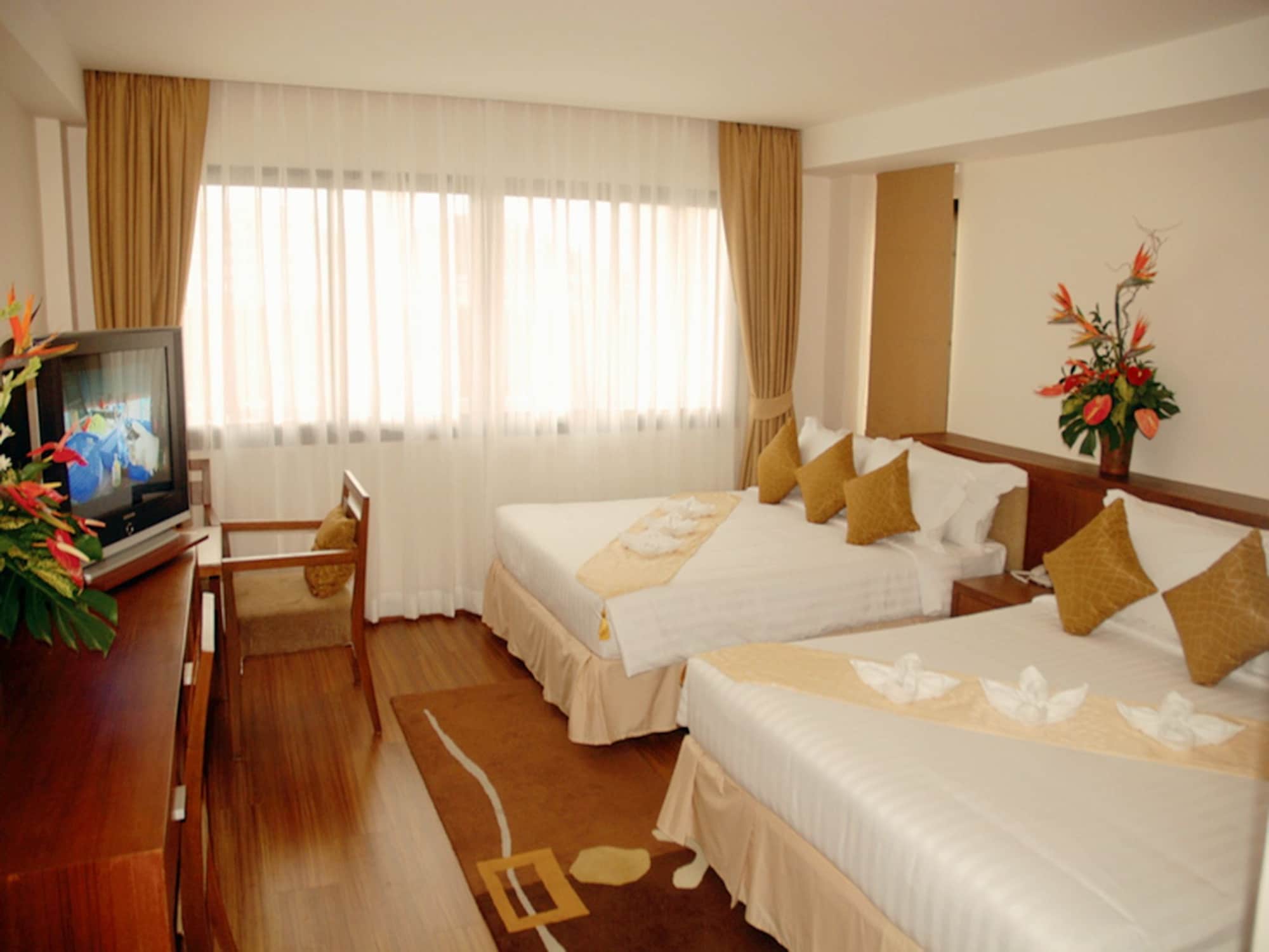 SUPERIOR, TWIN BEDS, BATHTUB
