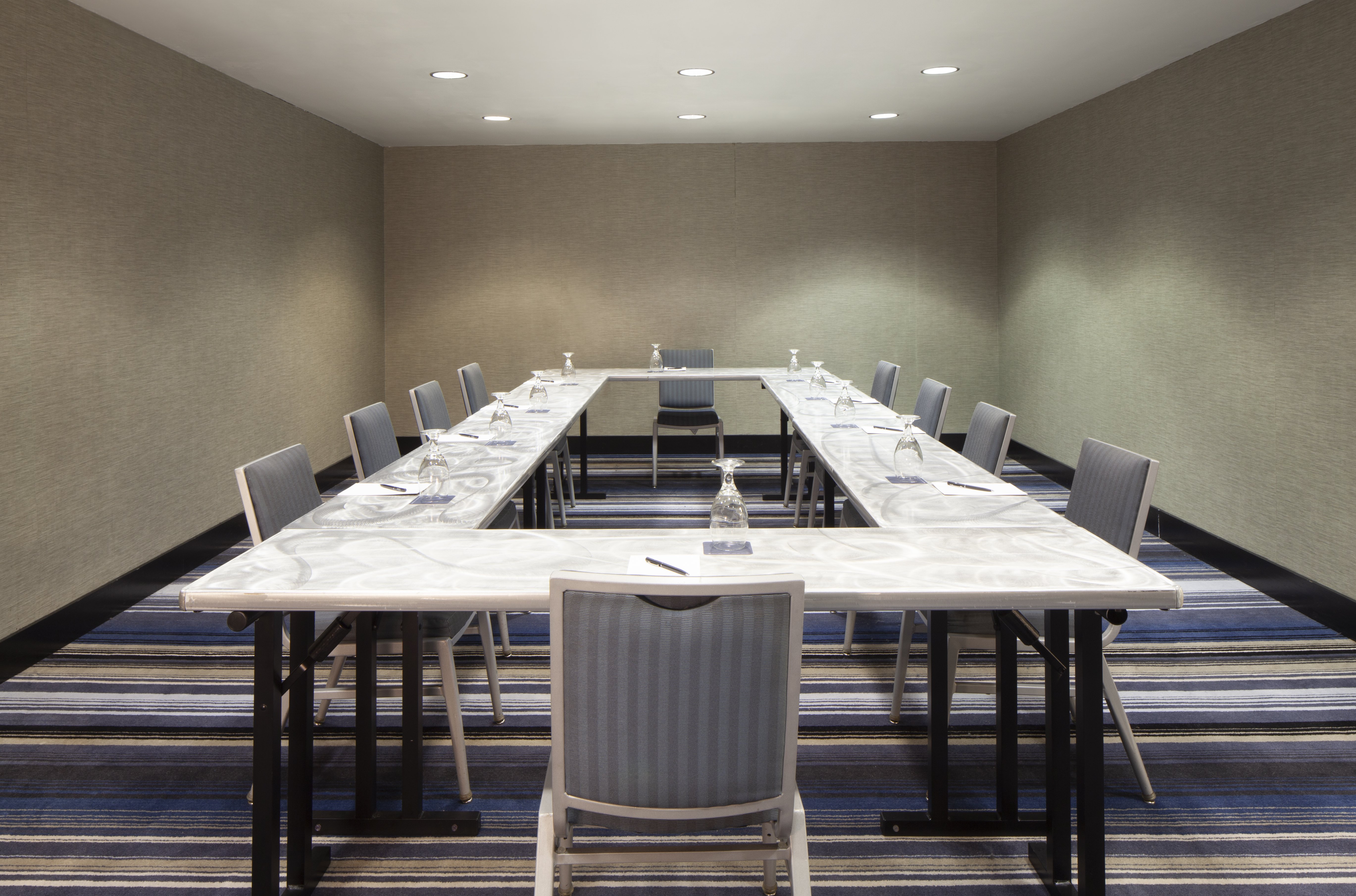 Compass Hotel Nassau Bay 58/65