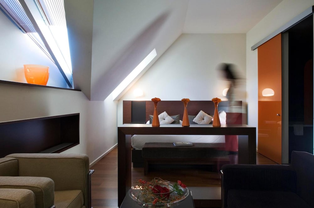 987 Prague Hotel 39/56