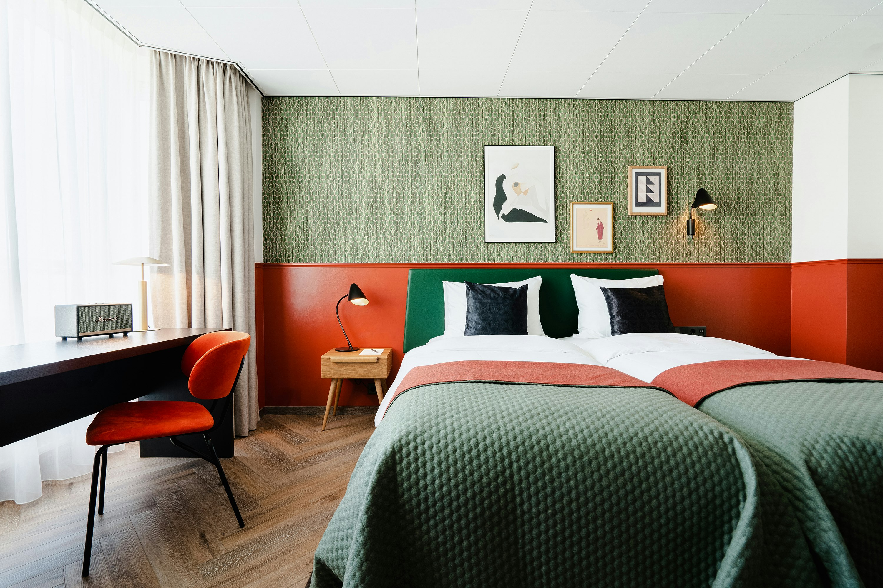 DELUXE, TWIN BEDS