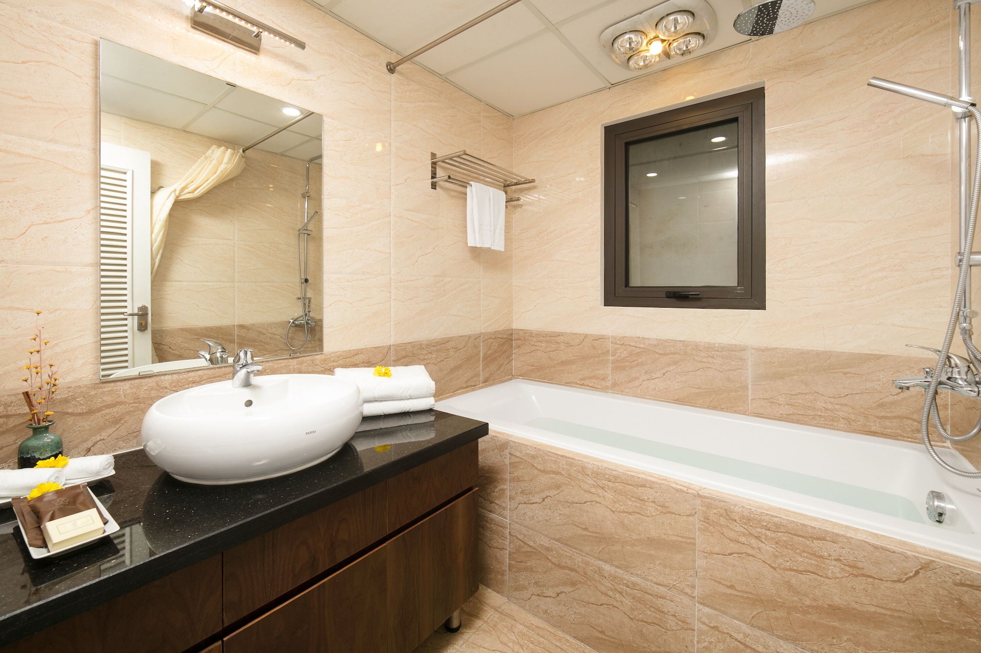 SUPERIOR, STUDIO, KING BED, BATHTUB