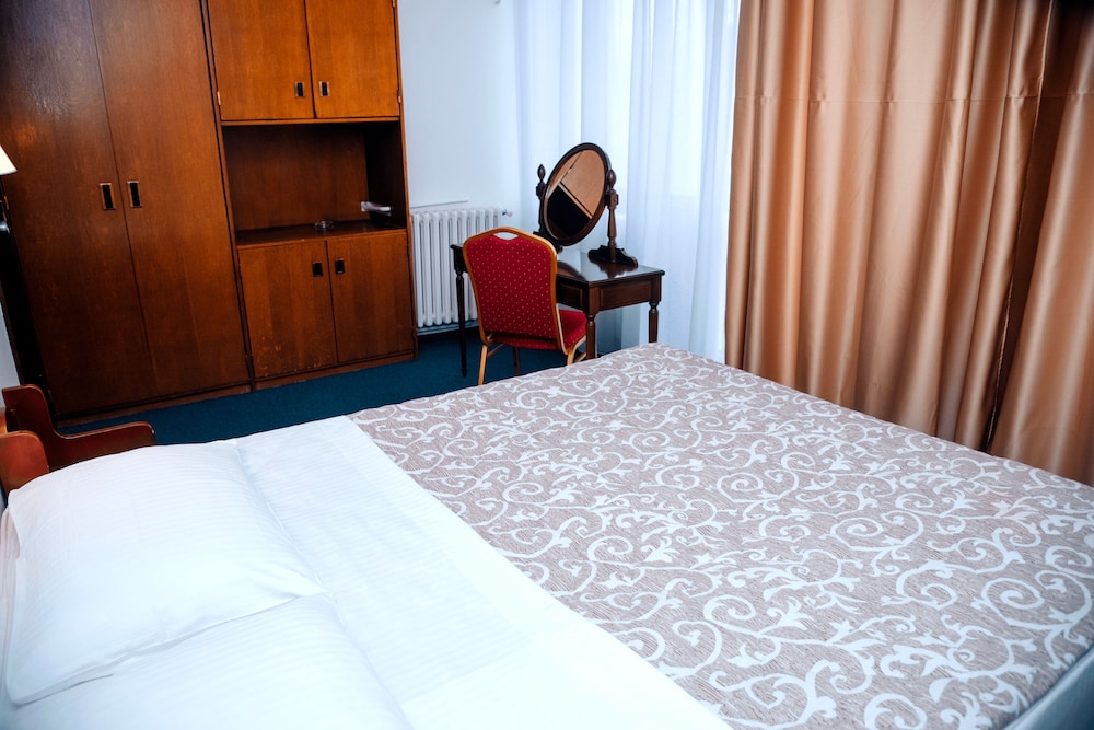 Slavija Hotel 8/32