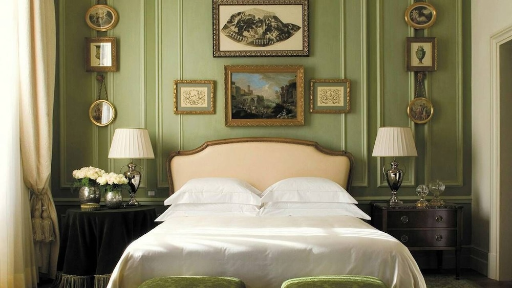 SUPERIOR, KING BED, STREET OR COURTYARD VIEW