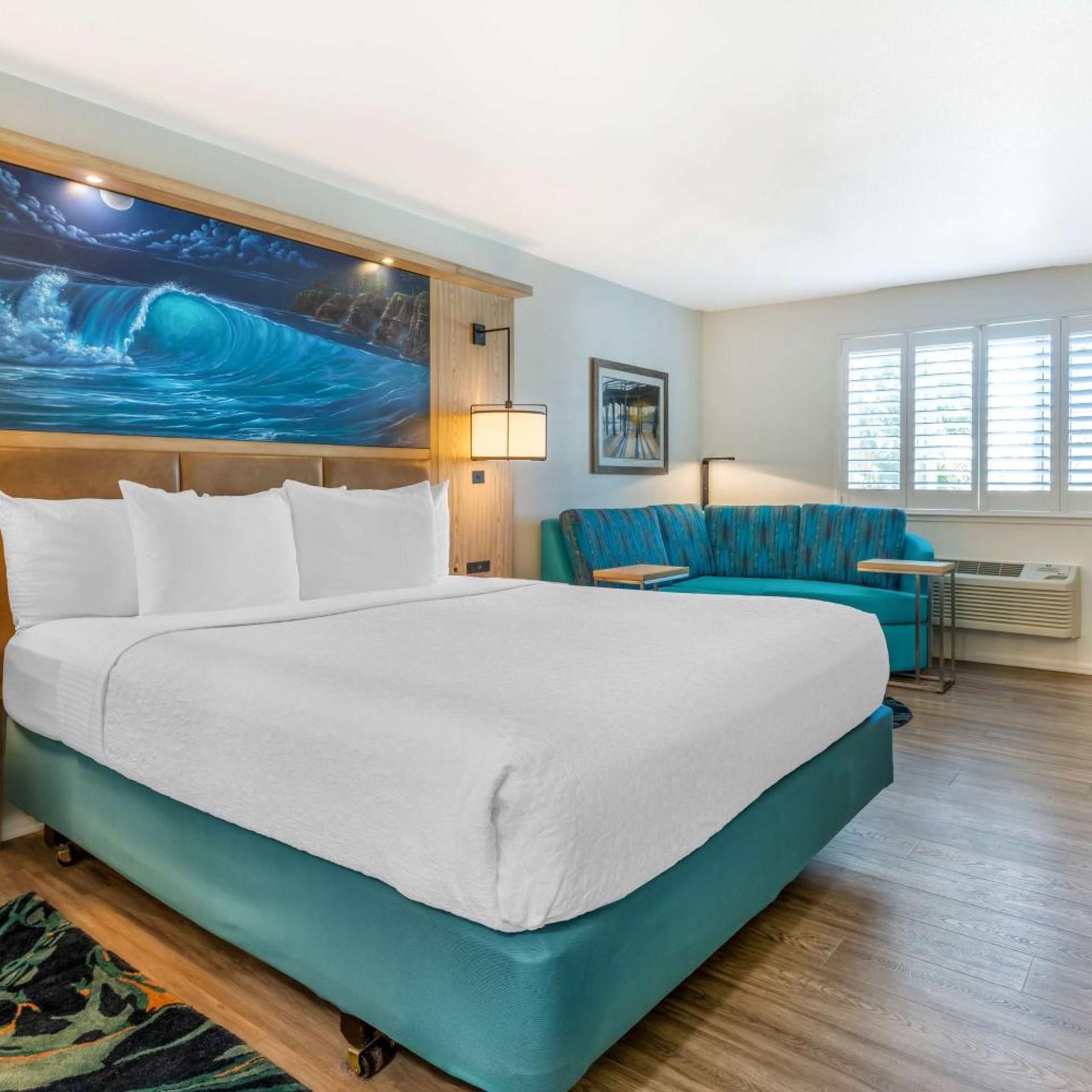 Suite, King Bed, Sofa, Bathtub, Accessible