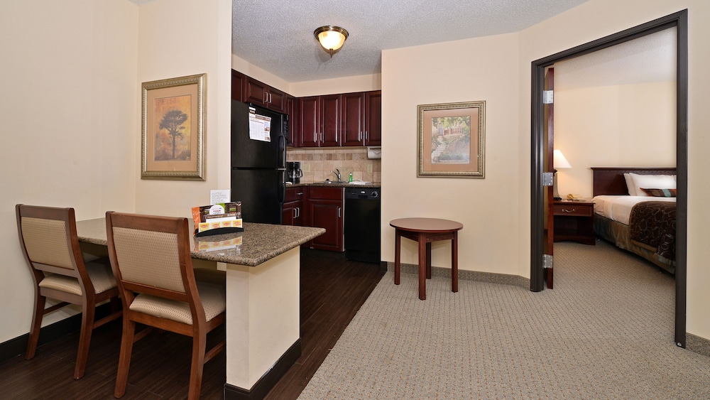 Staybridge Suites West Des Moines 51/76