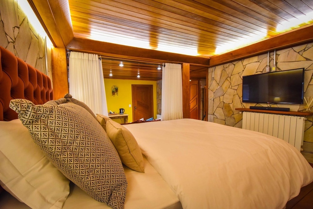 SUITE, QUEEN BED, HOT TUB, HYDROMASSAGE