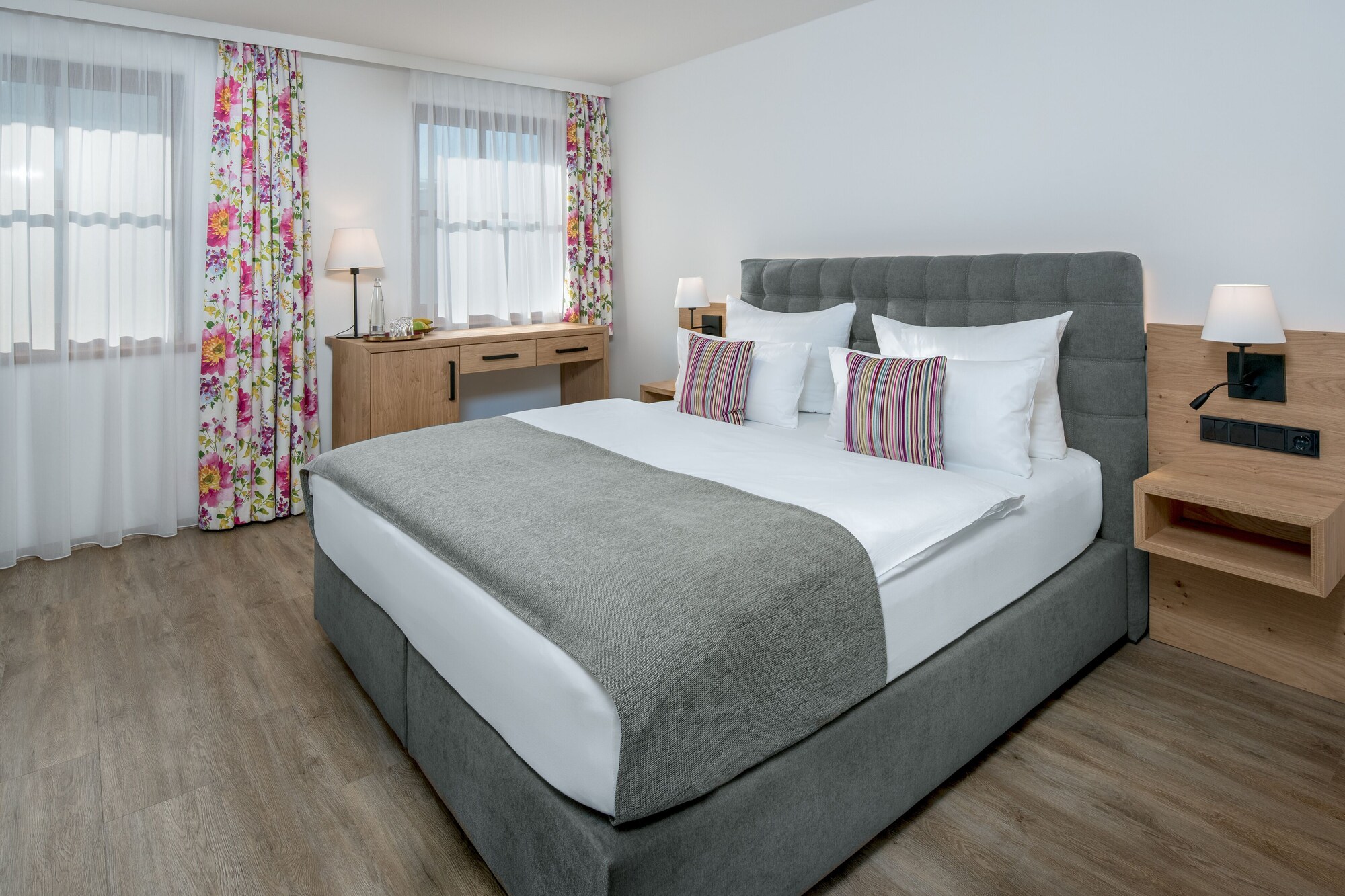 Grand, Island, King Bed, Sofa