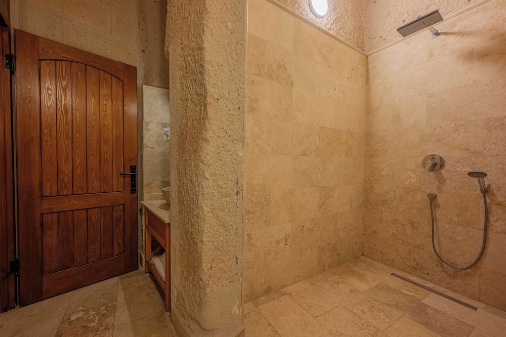 Peristyle Cave Cappadocia 24/49