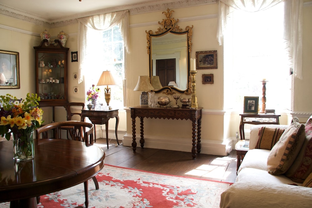 Compton House - Guest House 15/25