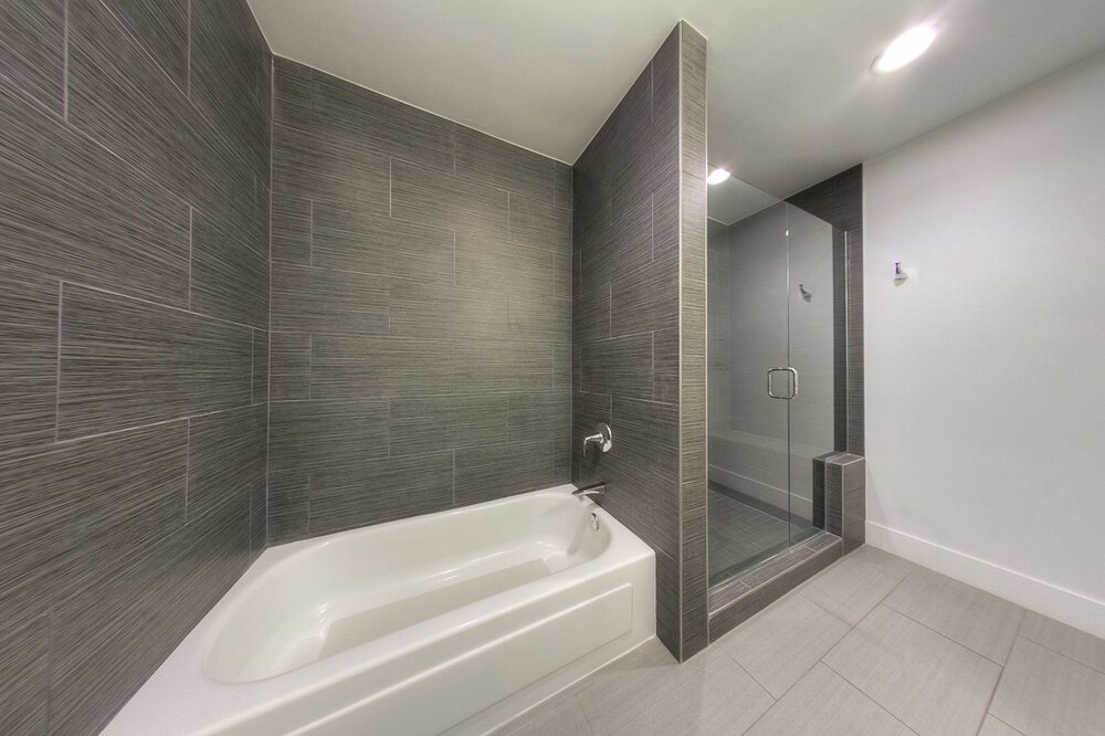 Oceanside Marina Suites 41/43