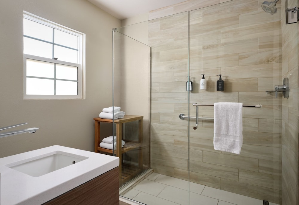 ROOM, KING BED, KITCHEN