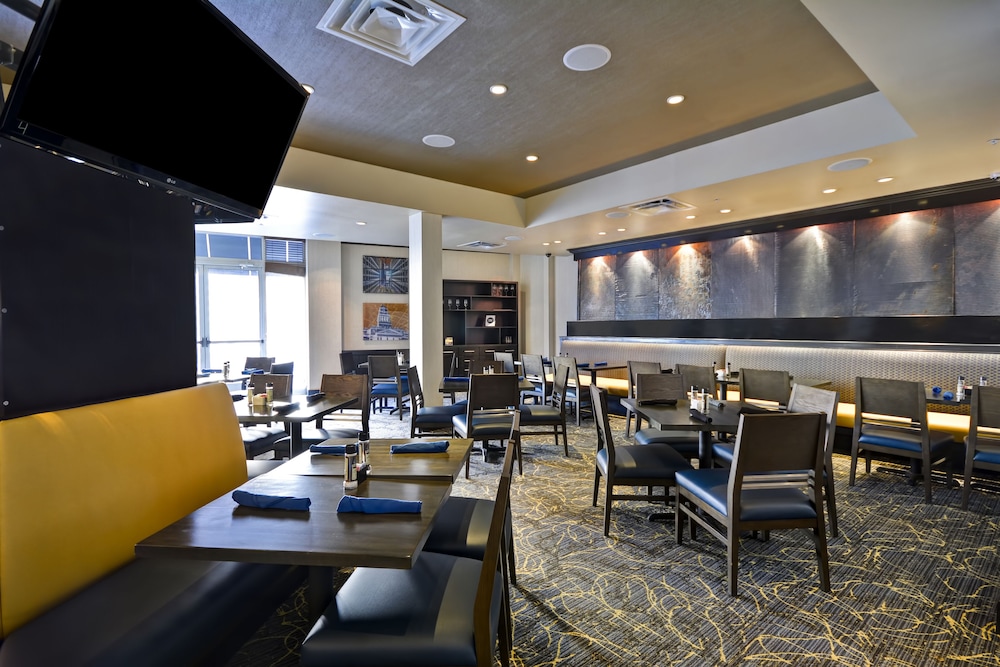 Holiday Inn Detroit Metro Airport 39/58