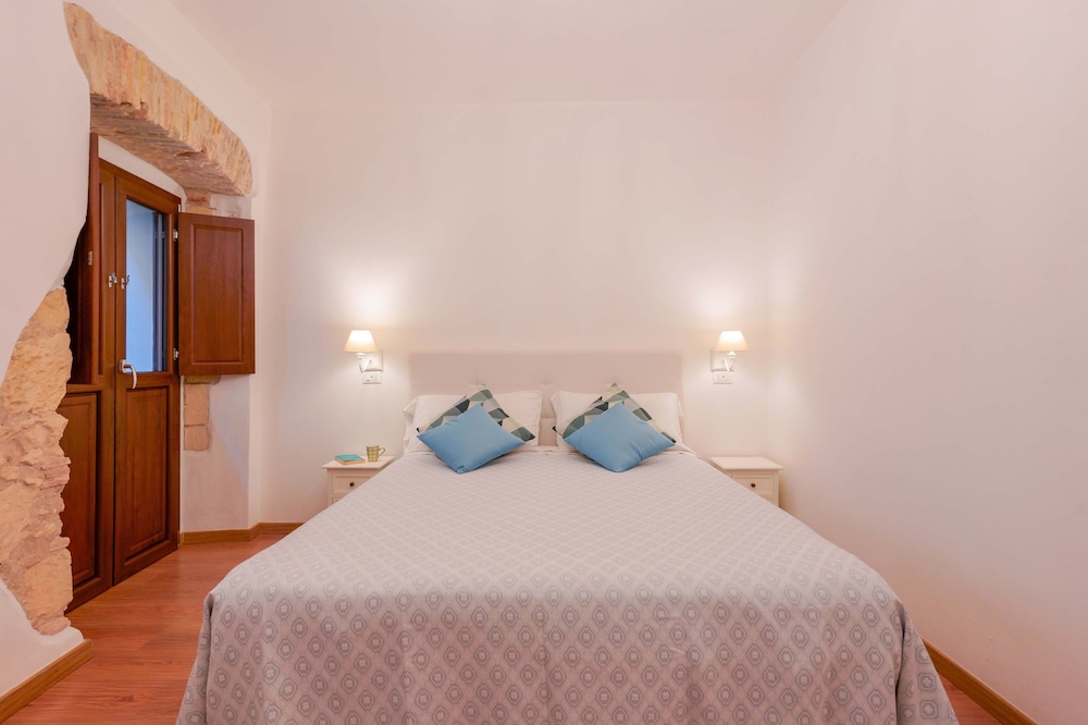 ROOM, DOUBLE BED