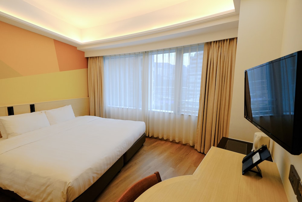 South Pacific Hotel 8/33