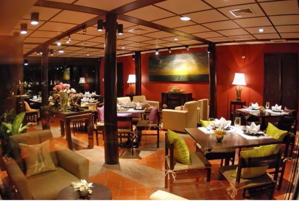 Rose Hotel 44/50