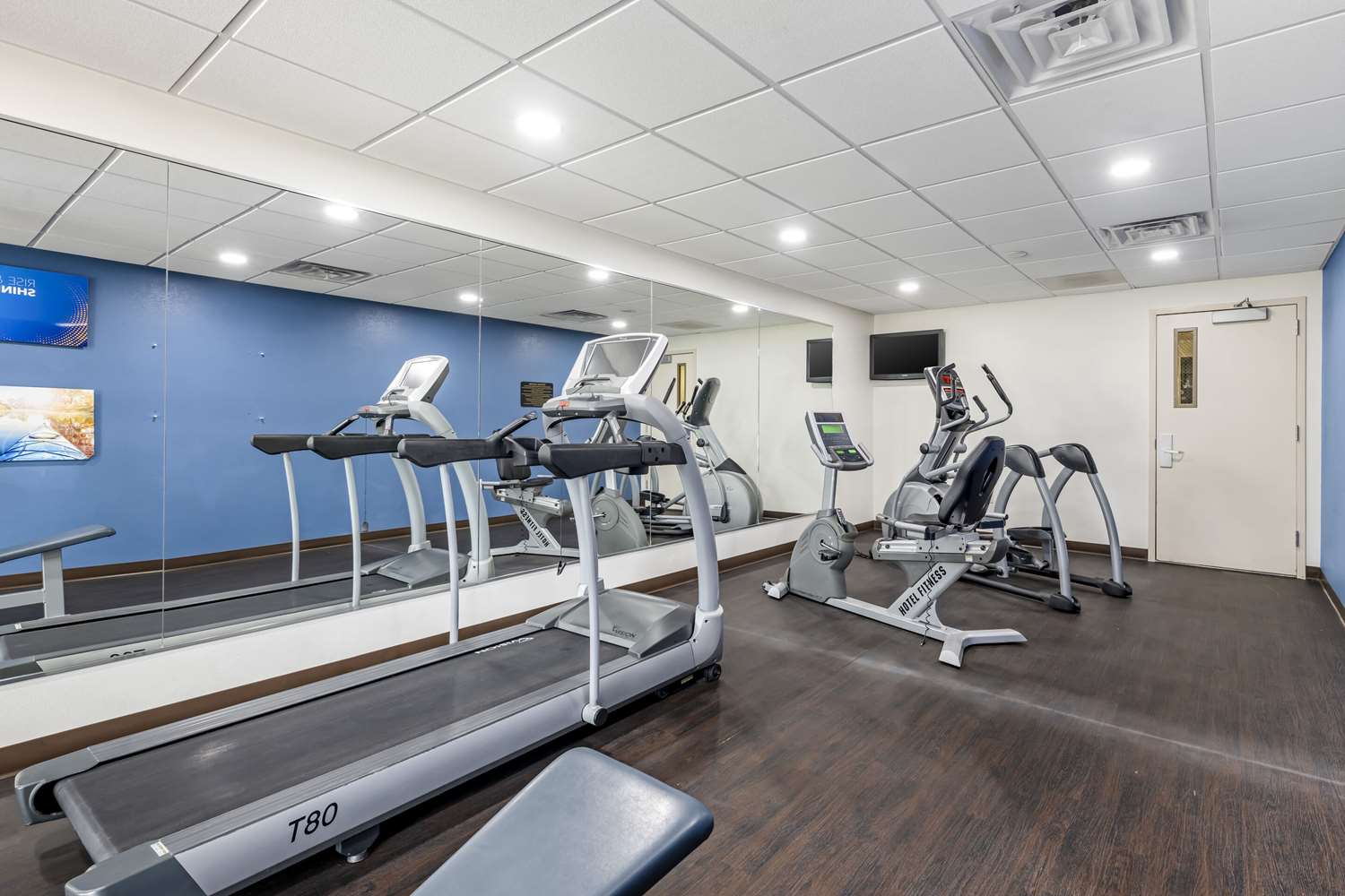 Comfort Suites East 24/42