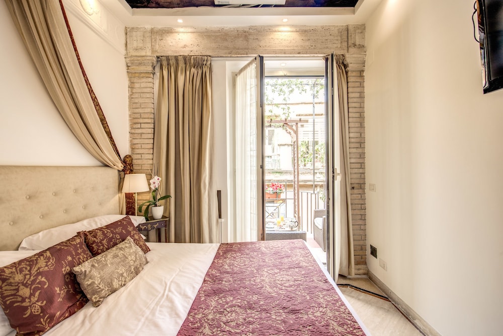 CLASSIC, SINGLE, KING BED, CITY VIEW, BALCONY