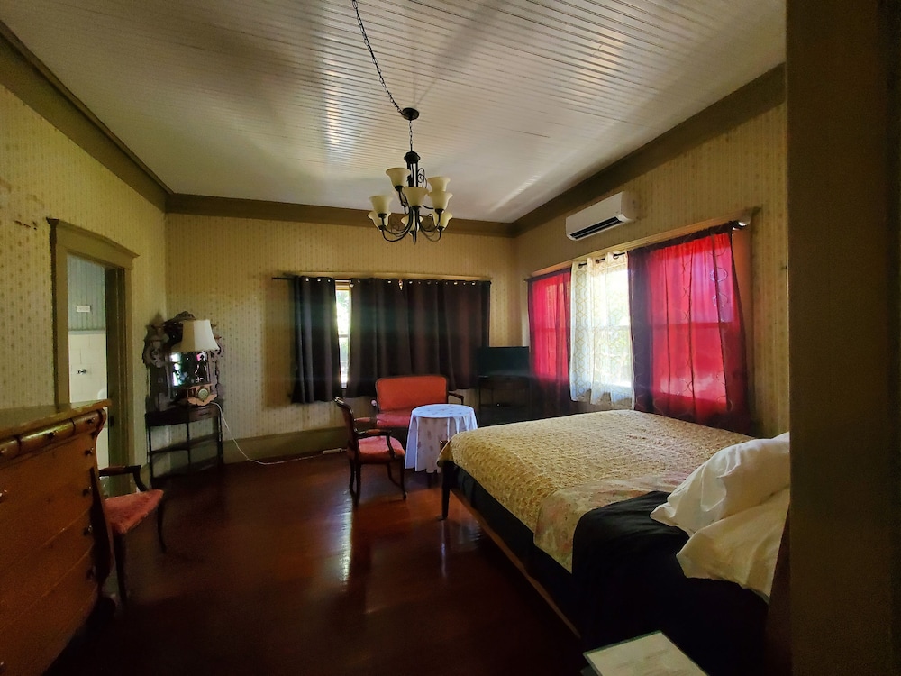 Manoa Valley Inn 24/60