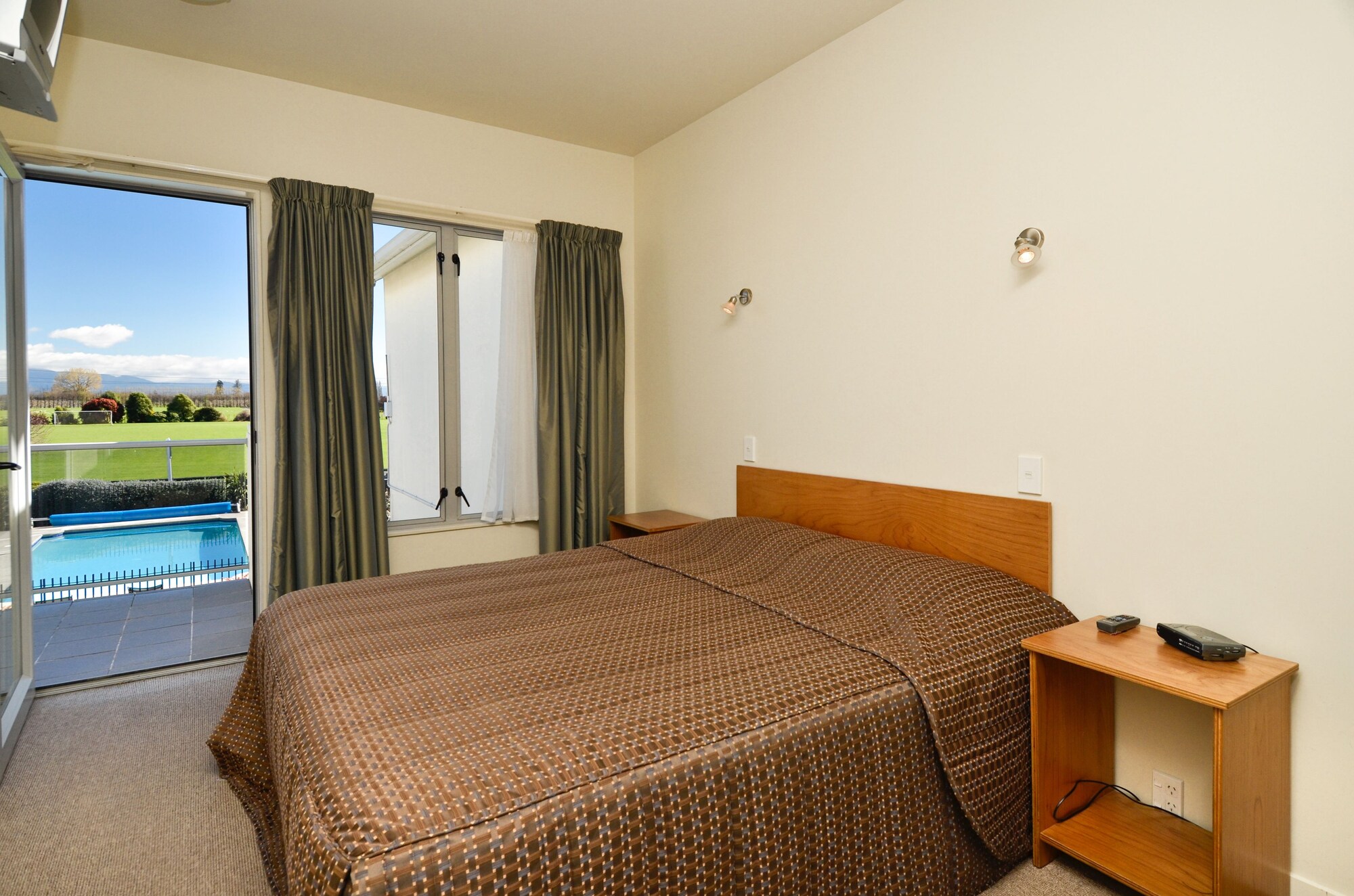 2 BEDROOMS