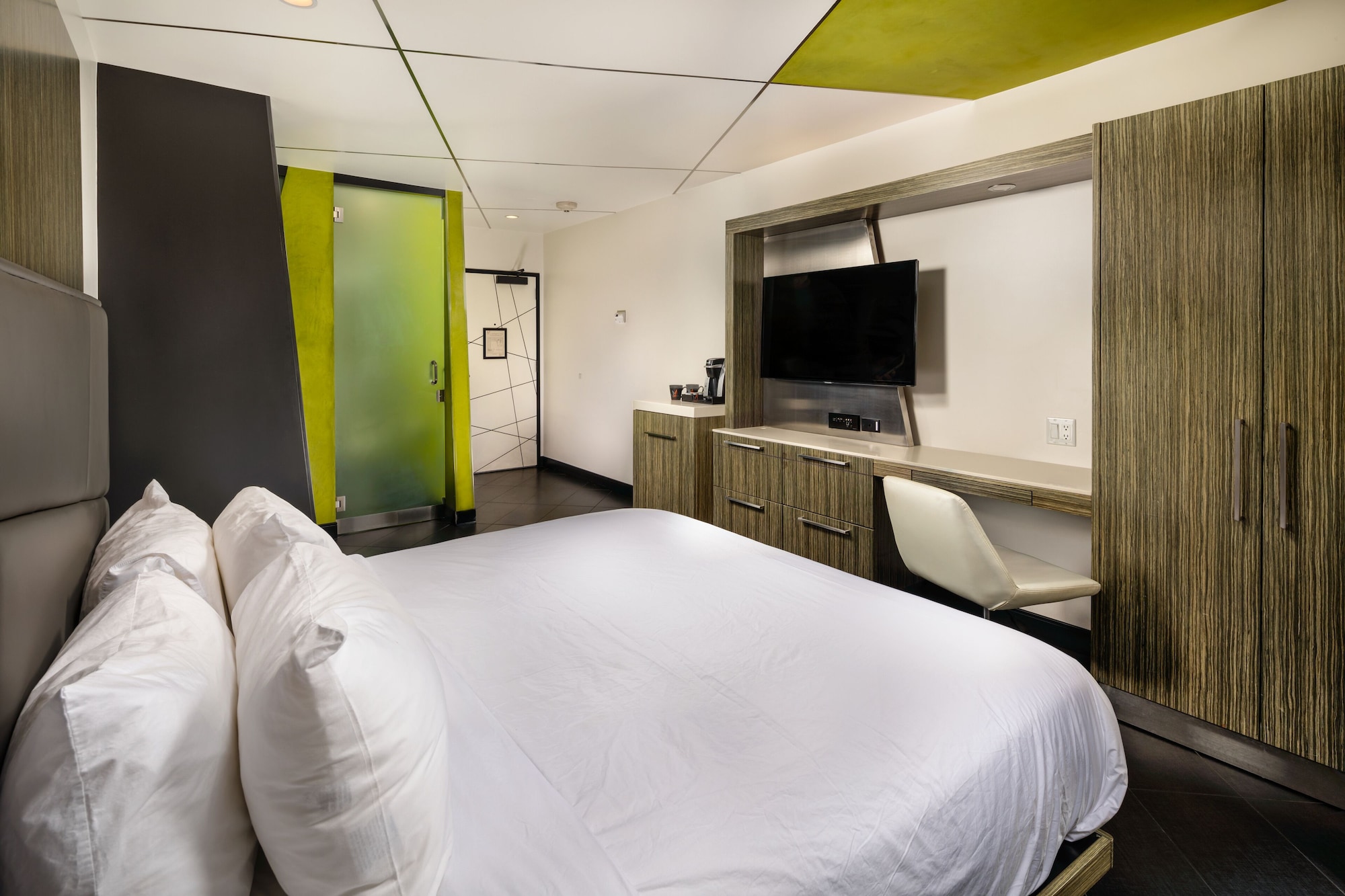 DELUXE, KING BED