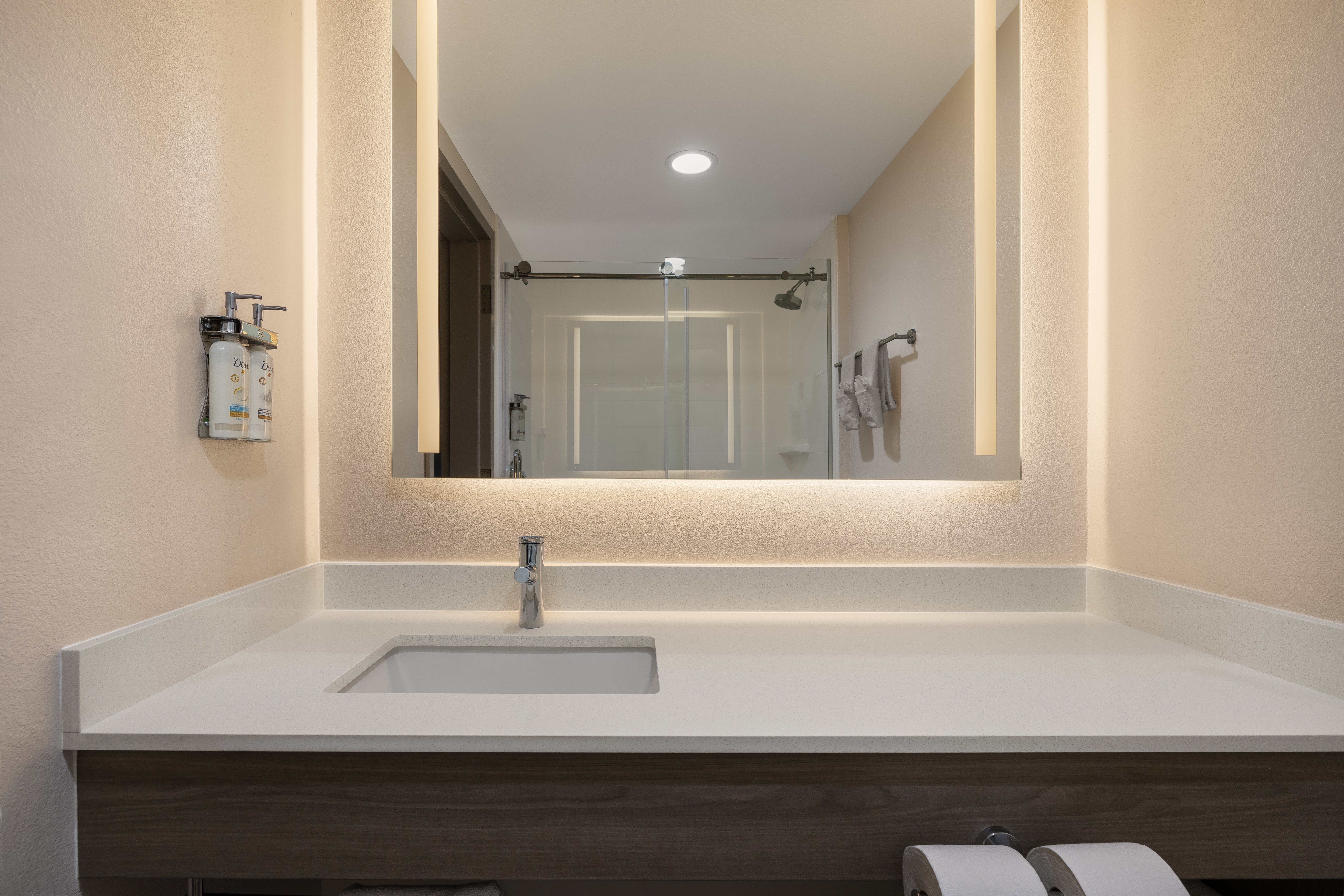 Holiday Inn Express & Suites Phoenix - Midtown 53/54