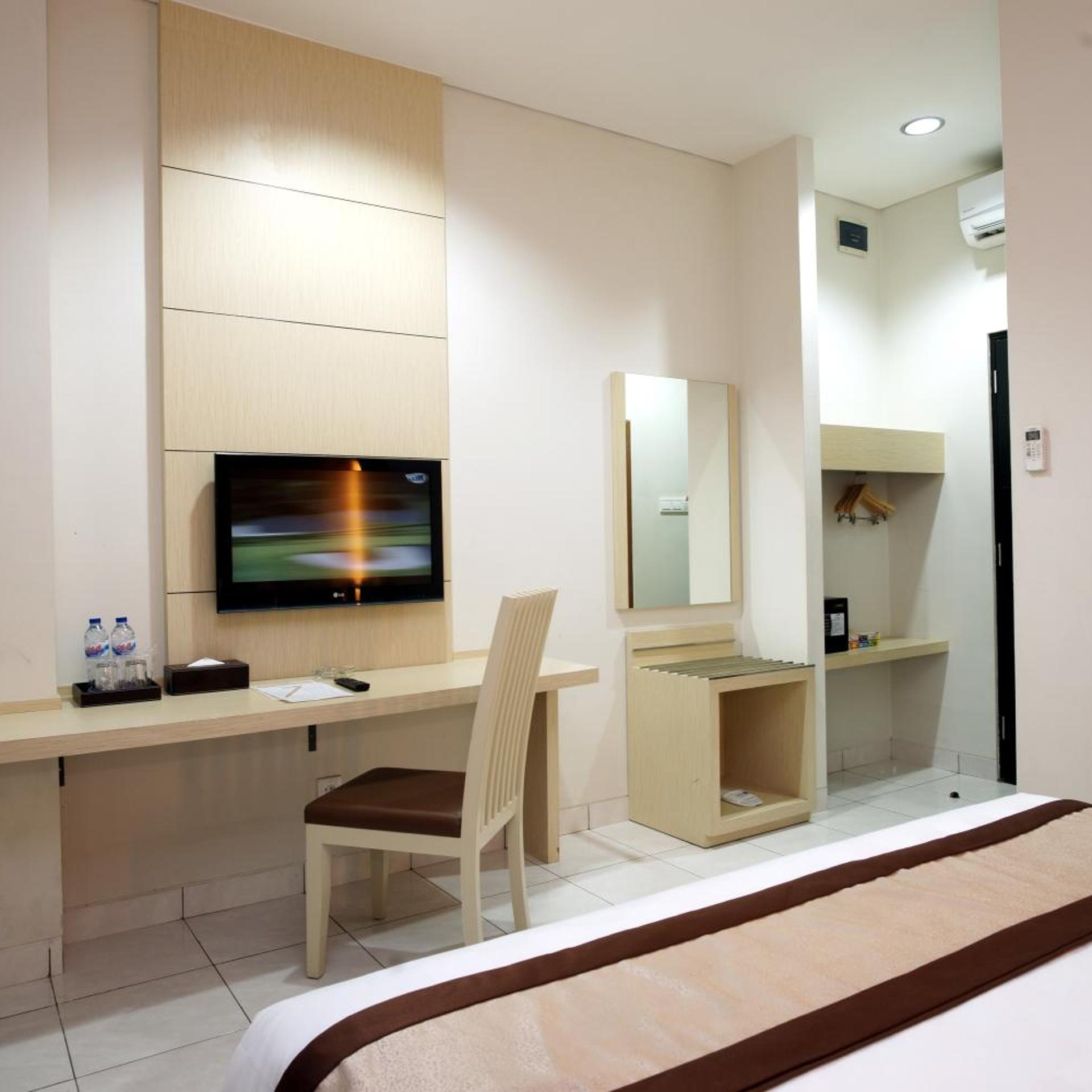 Superior, King Bed, Hotel 88 Jakarta - Mangga Besar VIII 6/6