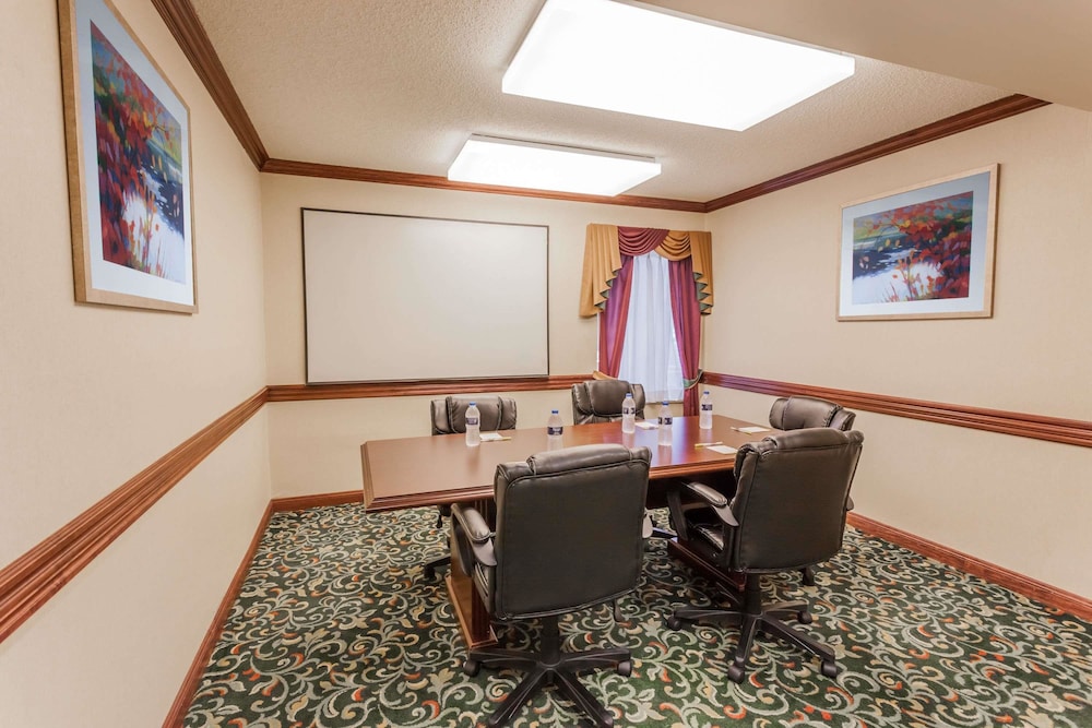 Days Inn & Suites by Wyndham Warren 29/38