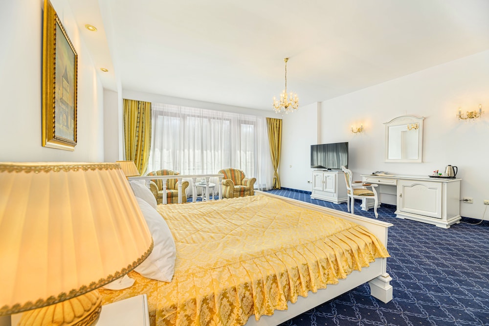 SUPERIOR, QUEEN BED, BALCONY