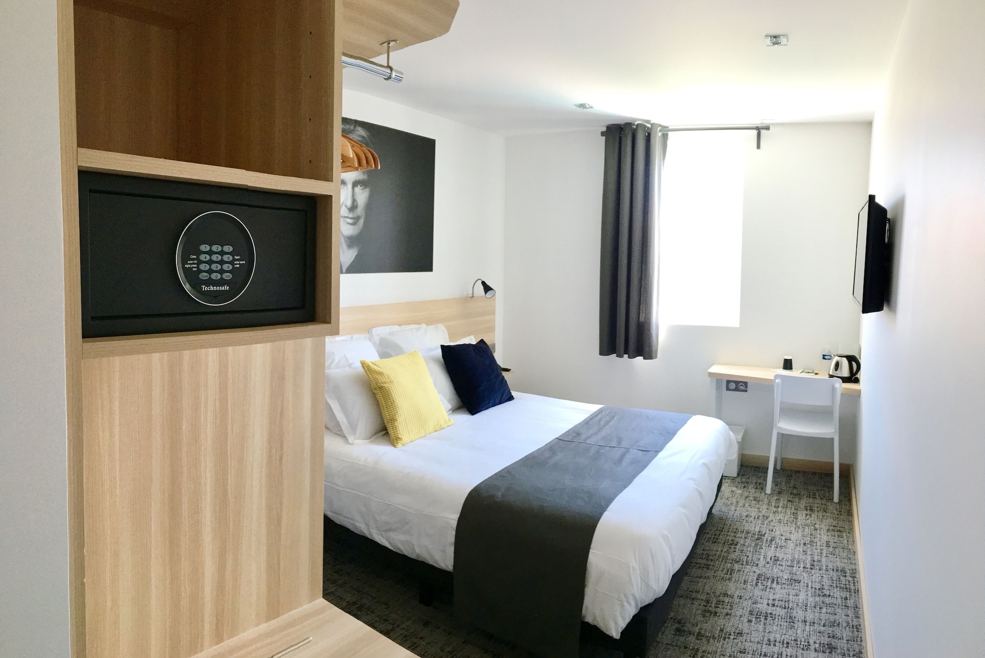 غرفة كومفورت بسرير كوين، Brit Hotel Confort Martigues 2/5