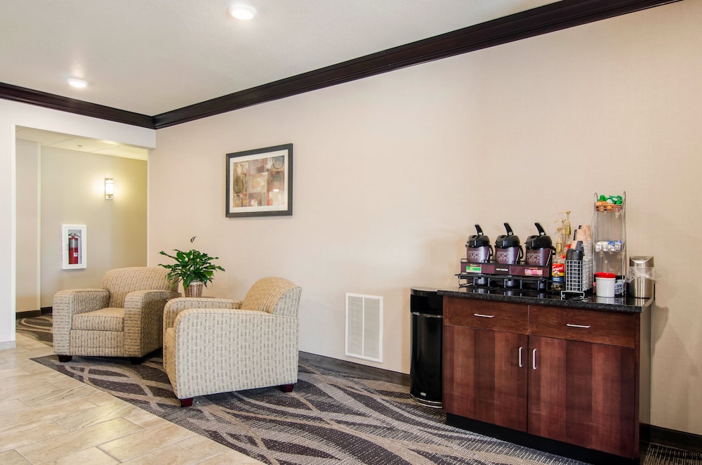 Cobblestone Hotel and Suites Torrington 25/37