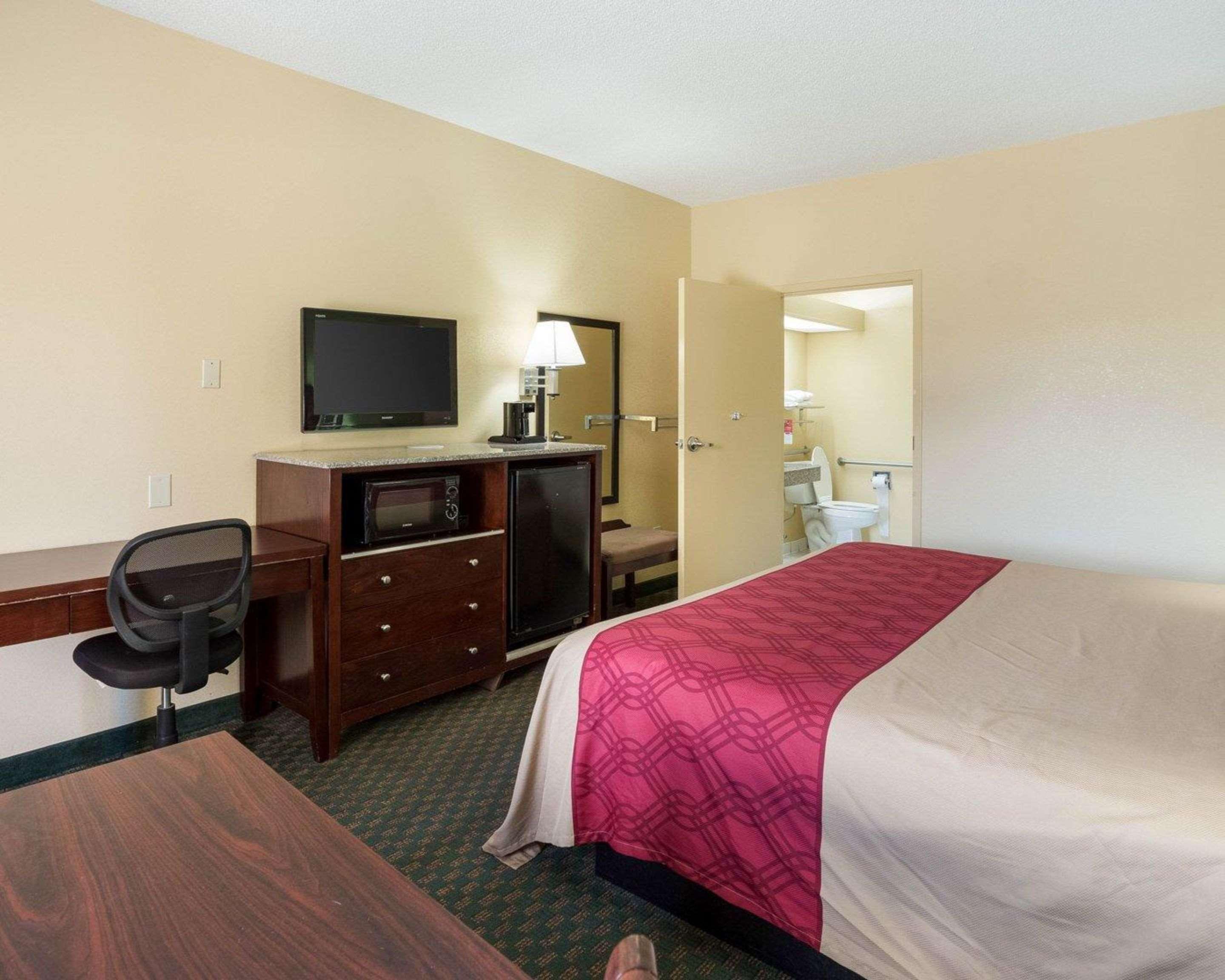 ROOM, KING BED