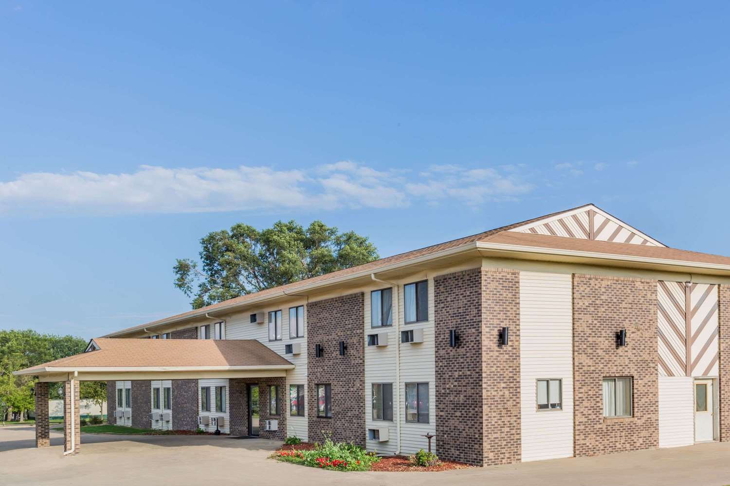 Super 8 By Wyndham Madison 5/22