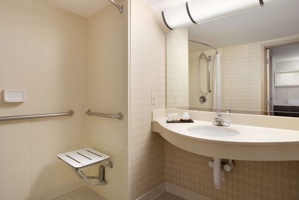 Embassy Suites by Hilton Newark Wilmington South 16/50