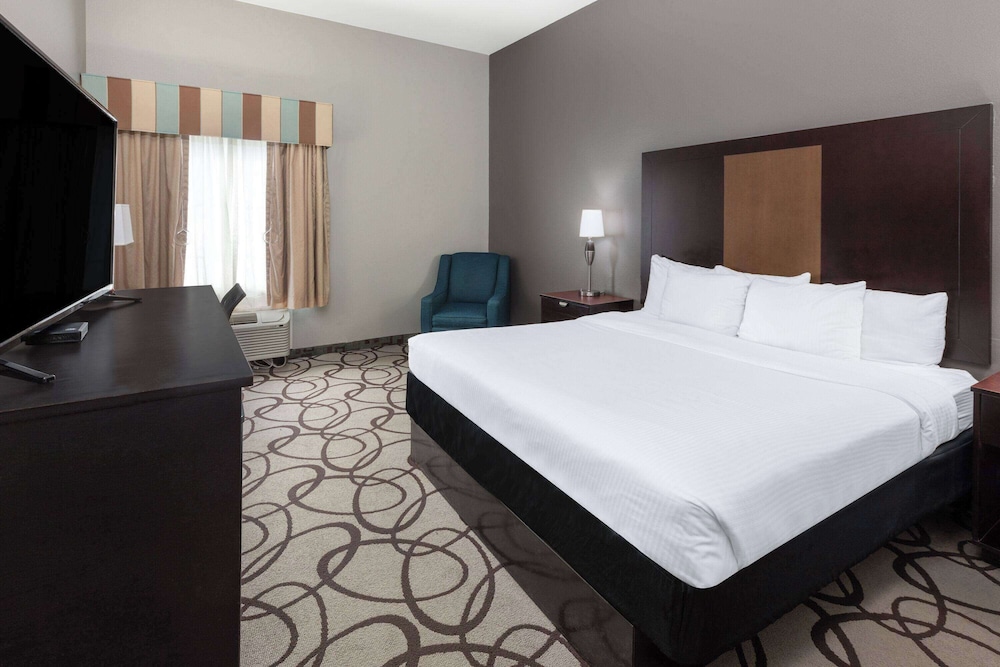La Quinta Inn & Suites by Wyndham Fort Worth - Lake Worth 16/50