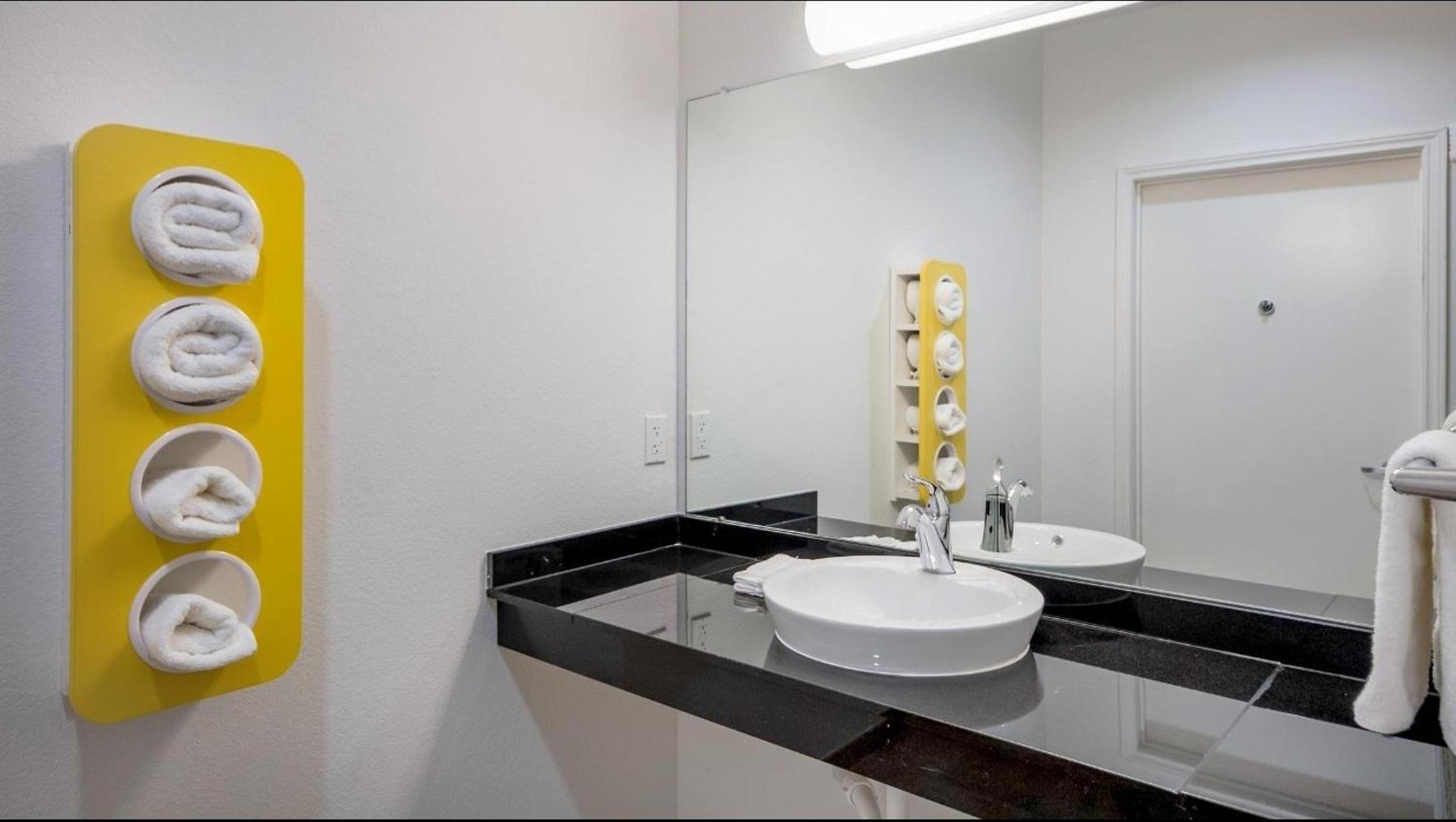 Room, King Bed, Smoking, Accessible, Motel6 Channelview, TX 9/10