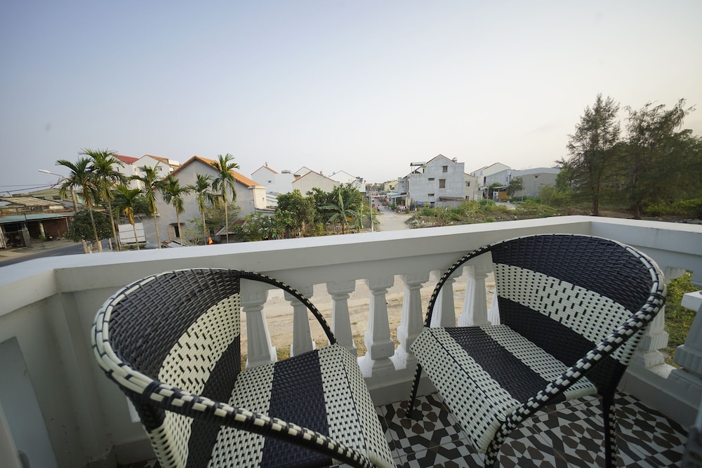Golden Bell Backpacker Hotel and Pool Bar 56/59