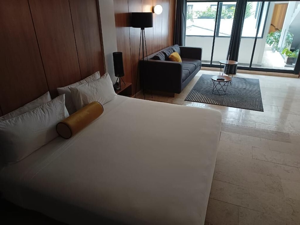 SUITE, INTERIOR VIEW