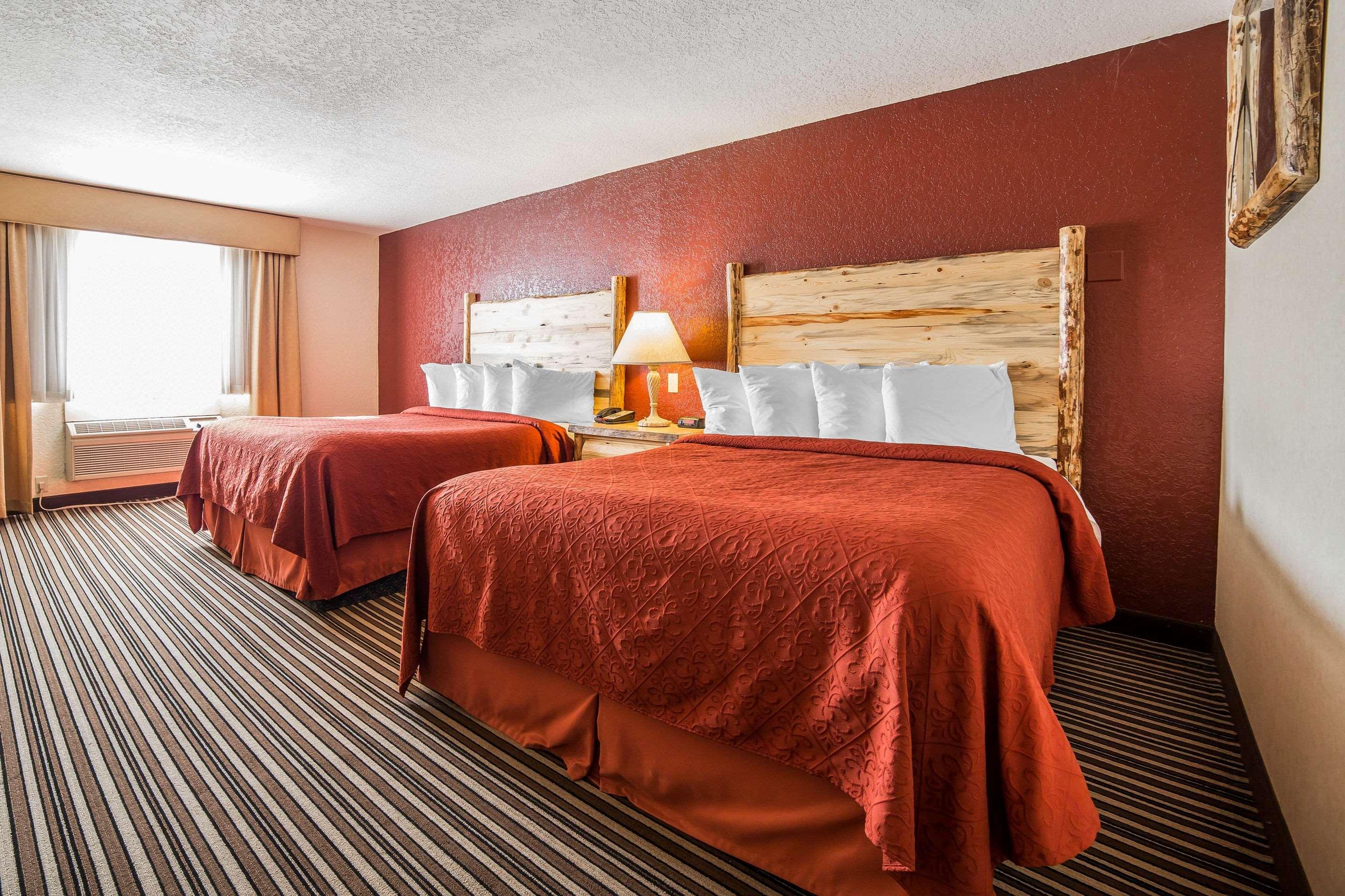 2 Queen Beds - Mob Acc RI Shwr Nsmk Micfridg