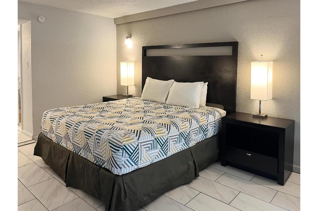 1 King Bed - Suite, Nsmk, Micfridge, Sofa-Bed