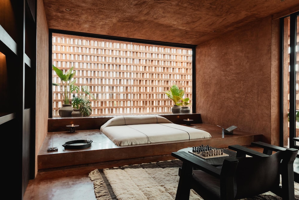 FURTHER HOTEL 58/59
