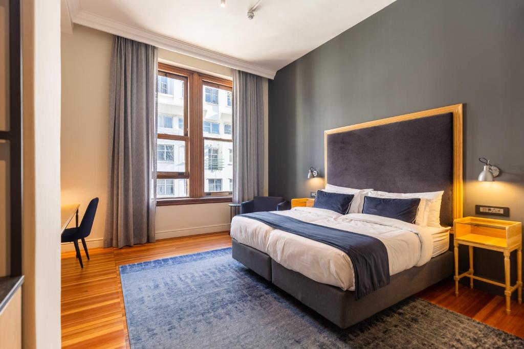 SUPERIOR, DOUBLE OR TWIN BED