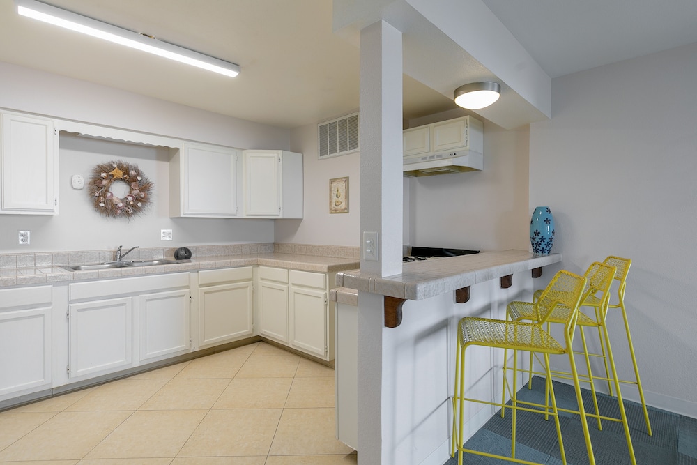 La Jolla Cove Suites 14/65