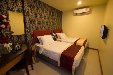 Room, Twin Beds, No Window