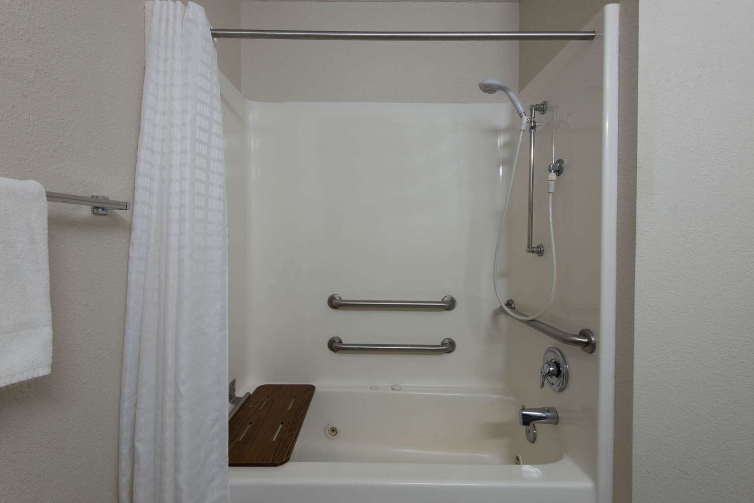 La Quinta Inn & Suites by Wyndham Erie 49/51