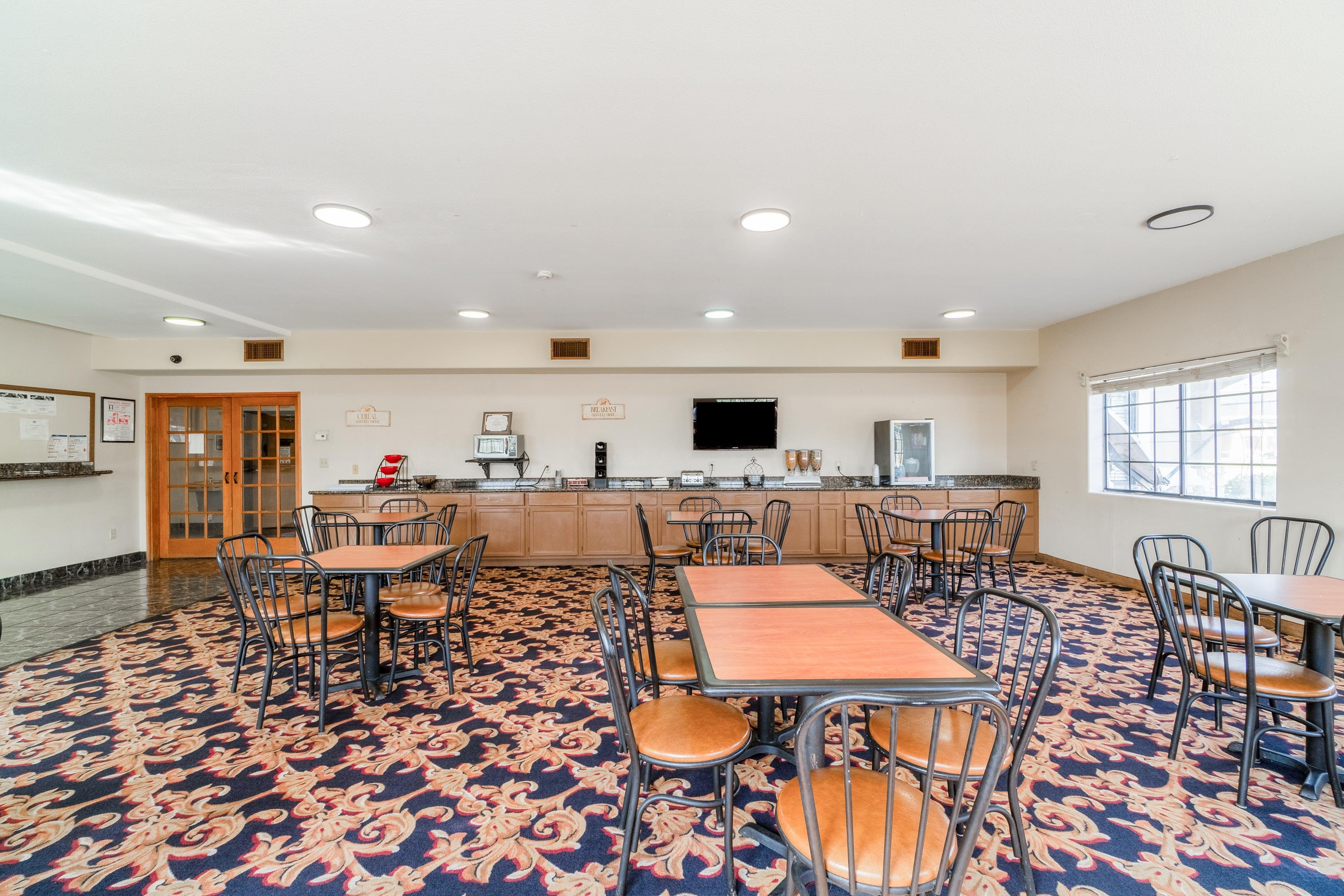 Days Inn & Suites by Wyndham Beeville 31/42