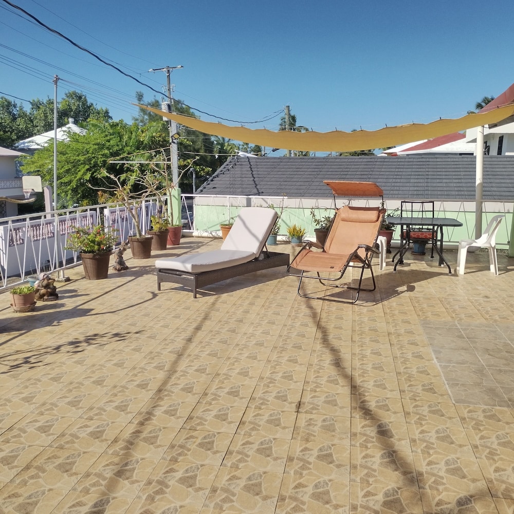 The Red Hut Inn 58/69