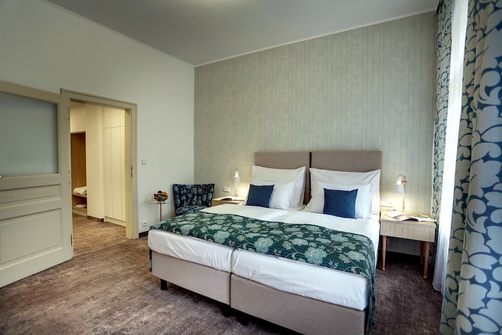 SUPERIOR, TWIN BEDS, CITY VIEW