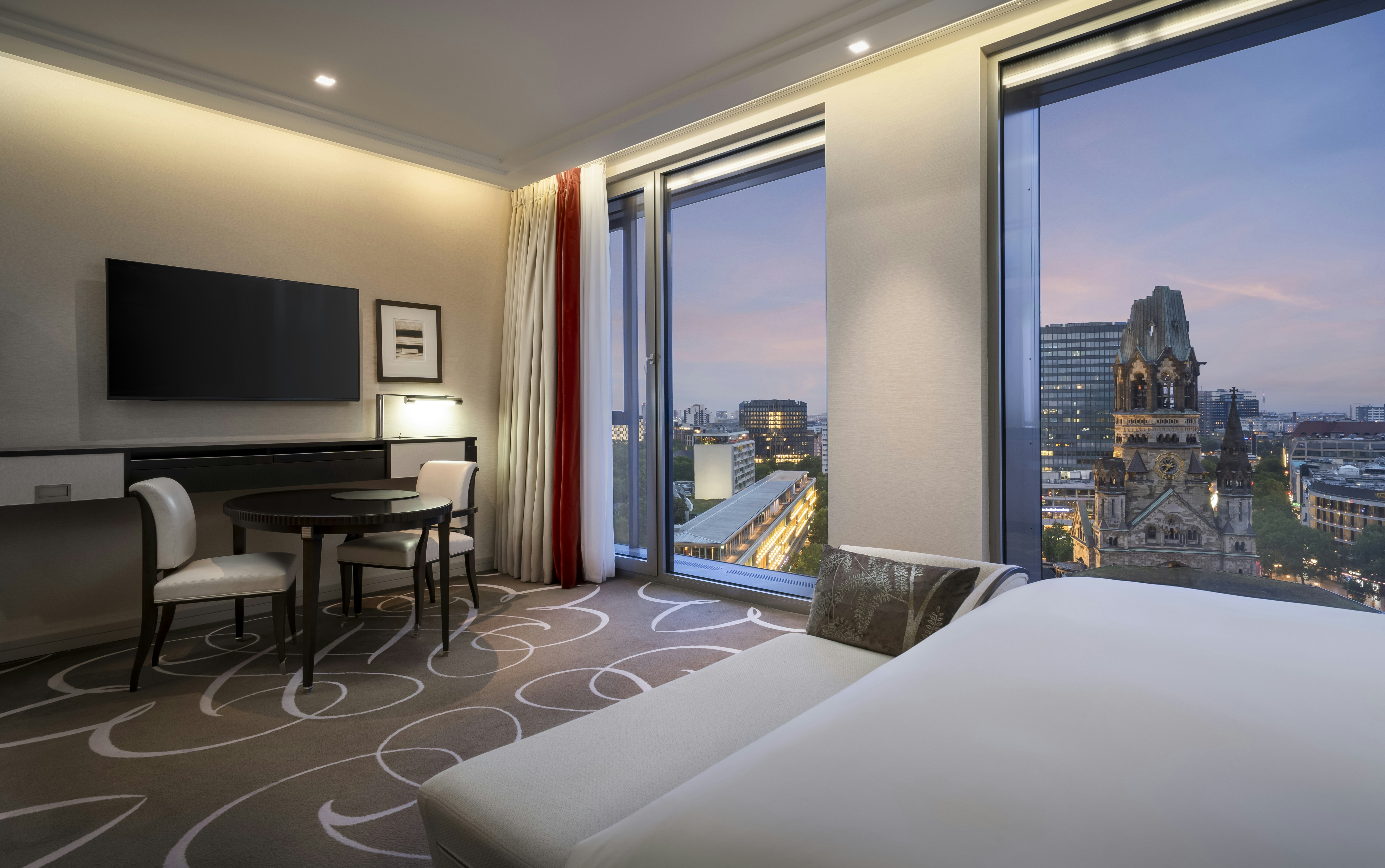 Suite, King Bed, Memorial View